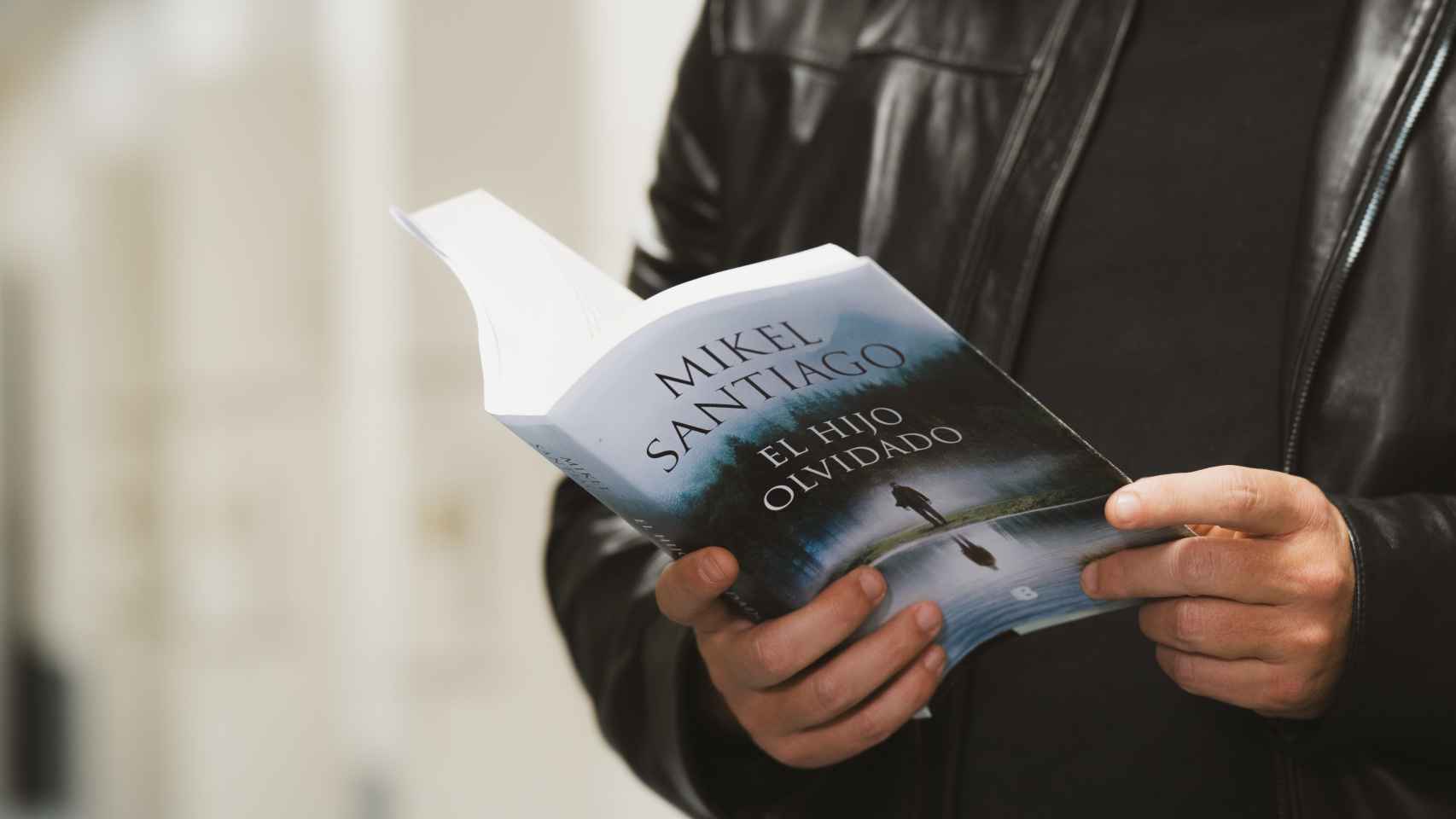 El escritor vasco Mikel Santiago con un ejemplar de su novela.
