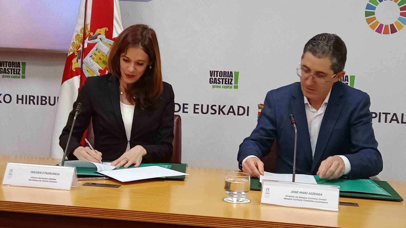 La alcaldesa de Vitoria-Gasteiz, Maider Etxebarria, y el director de Basque Culinary Center, Joxe Mari Aizega, firman el acuerdo para ubicar la sede del EDA Drinks & Wine Campus en Lakua.