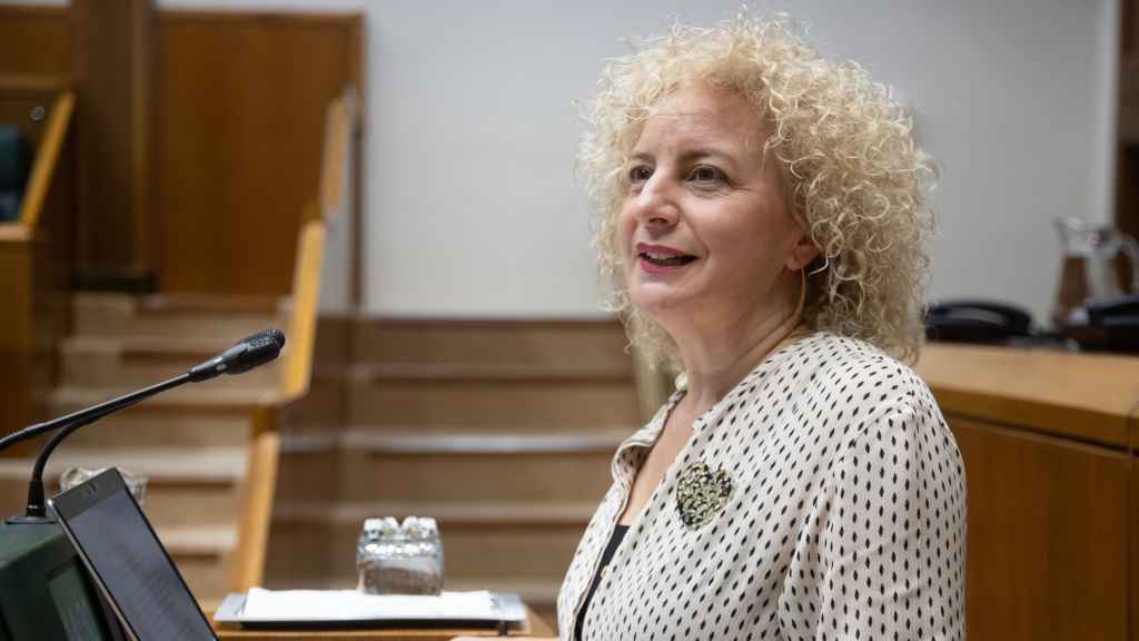 La parlamentaria de Elkarrekin Podemos, Isabel Gonzalez, durante el debate en el Parlamento vasco / Legebiltzarra