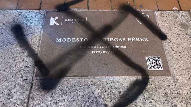 Vandalizan con una esvástica la placa en honor de Modesto Carriegas, asesinado por ETA en 1979 / REDES