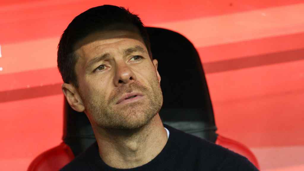 Xabi Alonso observa con atención una jugada durante un encuentro.