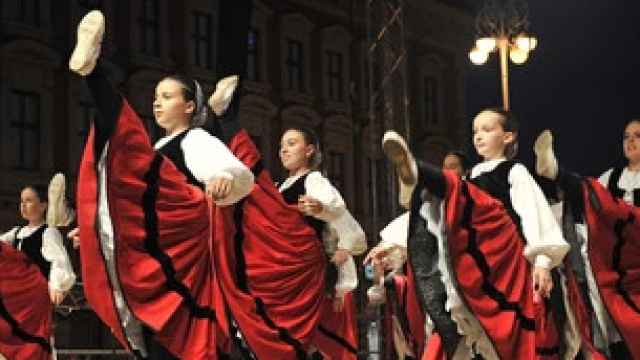 Unas mujeres realizan el baile típico vasco.