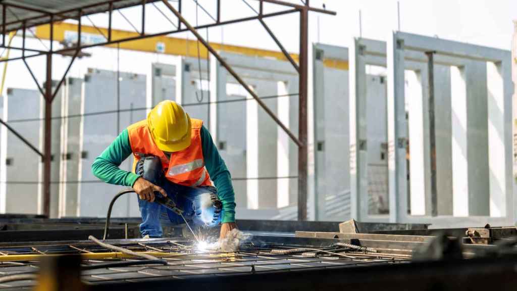 Trabajador de la construcción en una obra / GETTY IMAGES