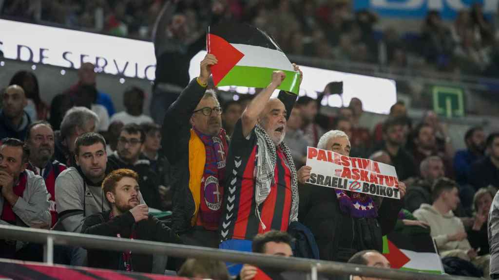 Banderas palestinas en la última visita del Maccabi a Vitoria-Gasteiz.