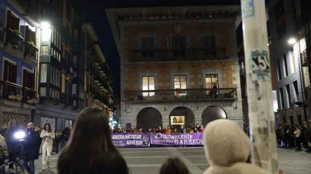 Concentración convocada este lunes por el Ayuntamiento de Tolosa y el Movimiento Feminista para expresar su unánime y contundente rechazo/EFE/Javier Etxezarreta