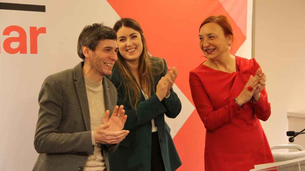 Alba García, candidata a lehendakari de la coalición, Jon Hernández, de Ezker Anitza-IU, y Carmen Muñoz - SUMAR