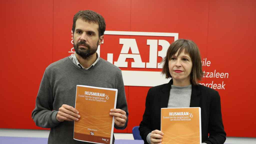 El coordinador general de LAB, Igor Arroyo, junto a Edurne Larrañaga, de Ipar Hegoa.