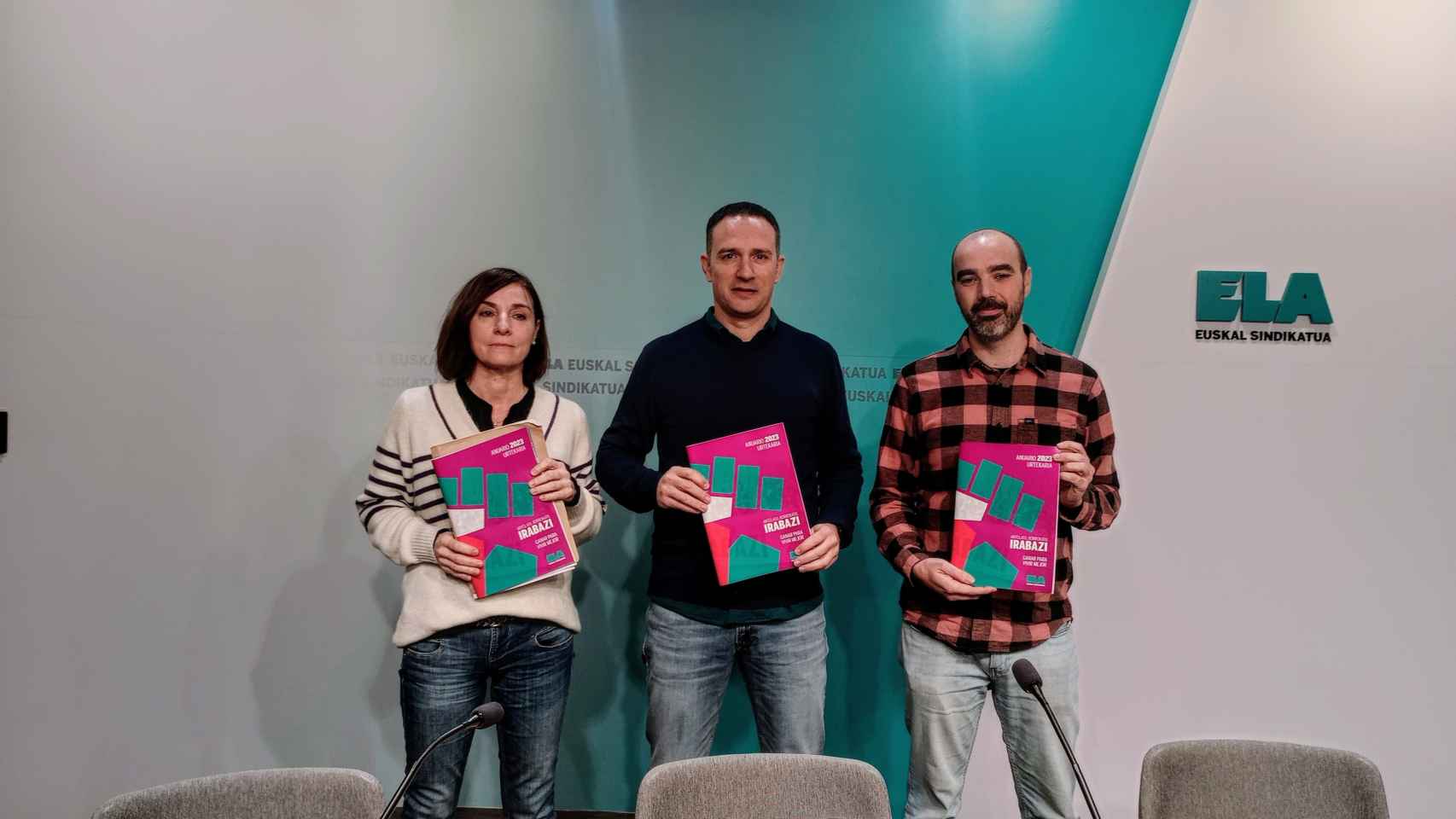 Mitxel Lakuntza, en el centro, con Pello Igeregi y Mari Kruz Elkoro, de ELA / EP