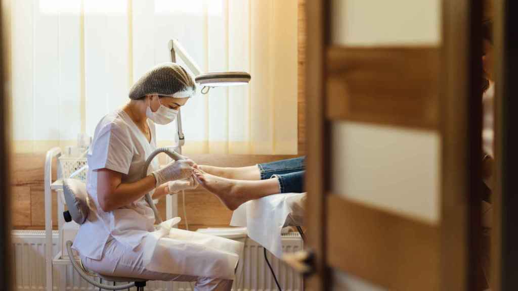 Podóloga cuidando los pies de una paciente