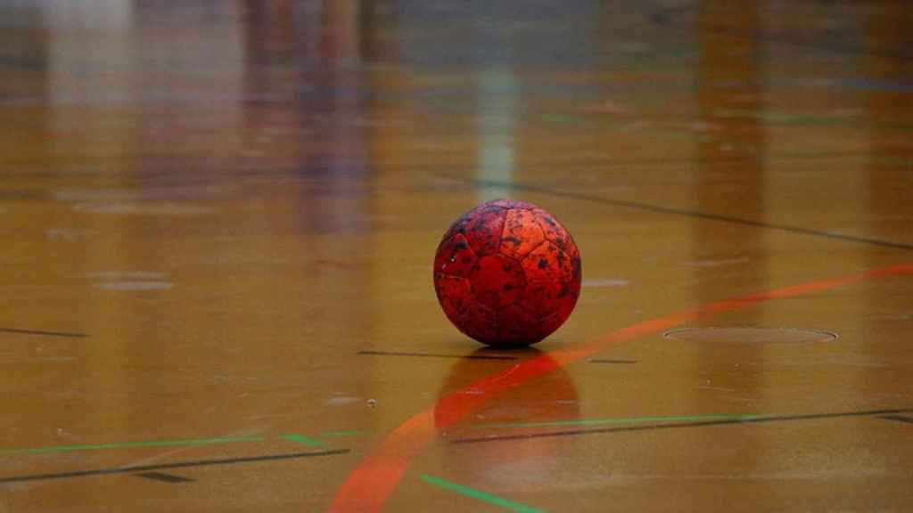 Expulsado de un club de balonmano de Llodio un entrenador por dar una cachetazo en las nalgas a una menor