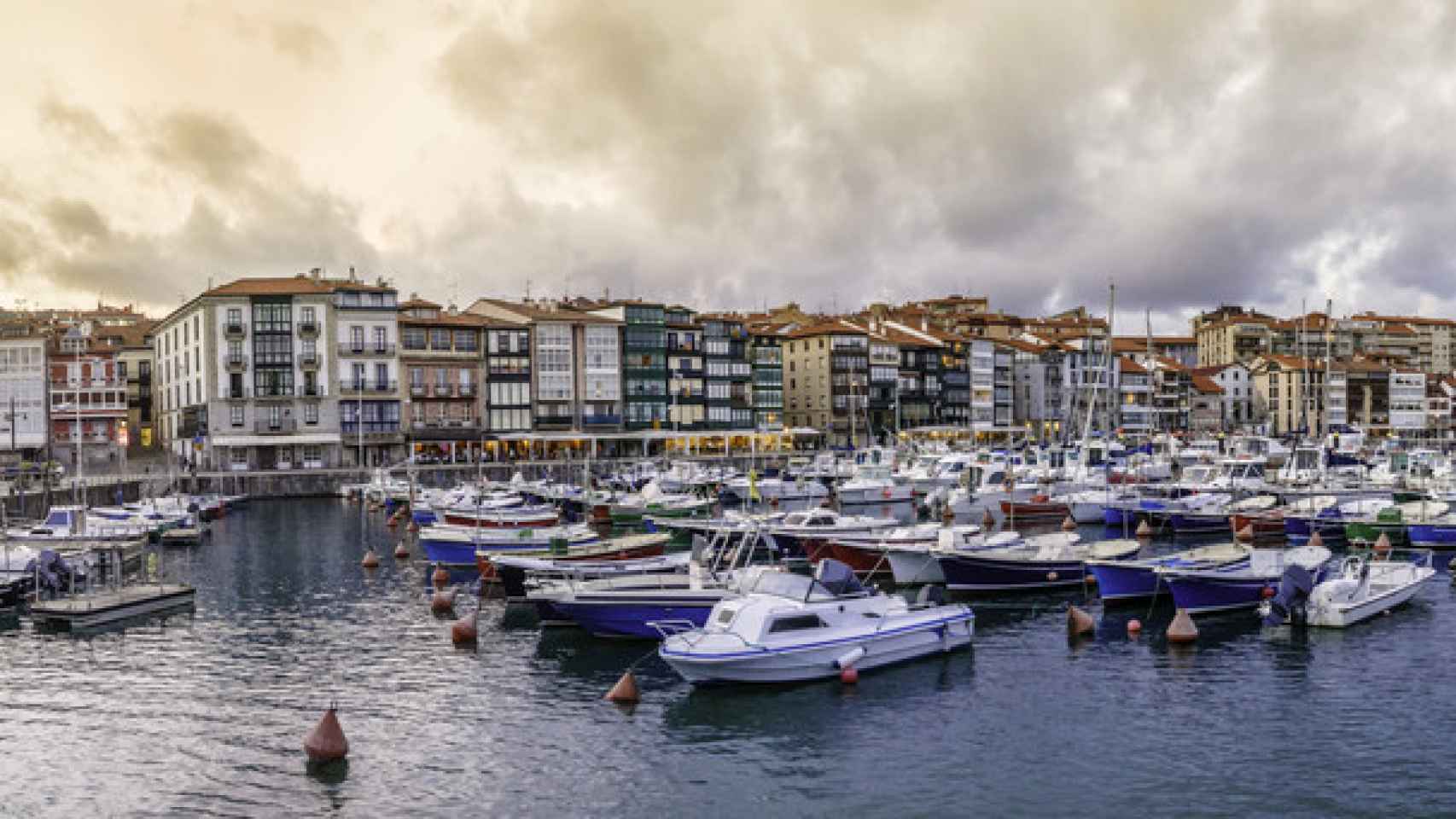 Panorámica del pueblo pesquero más bonito de Euskadi con unas casas coloridas.