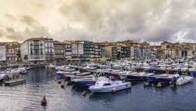 Panorámica del pueblo pesquero más bonito de Euskadi con unas casas coloridas.