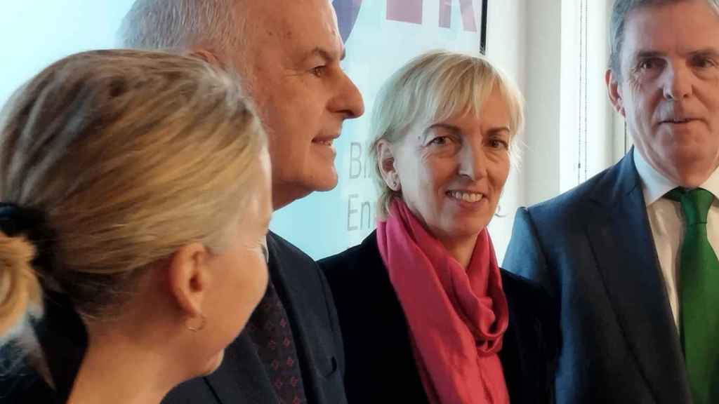 La presidenta de Cebek, Carolina López Toledo, junto al secretario general de la patronal vizcaína, Francisco Javier Azpiazu.