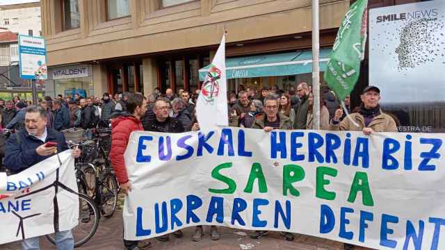Tercer día de huelga de agricultores en el Parlamento vasco / CV