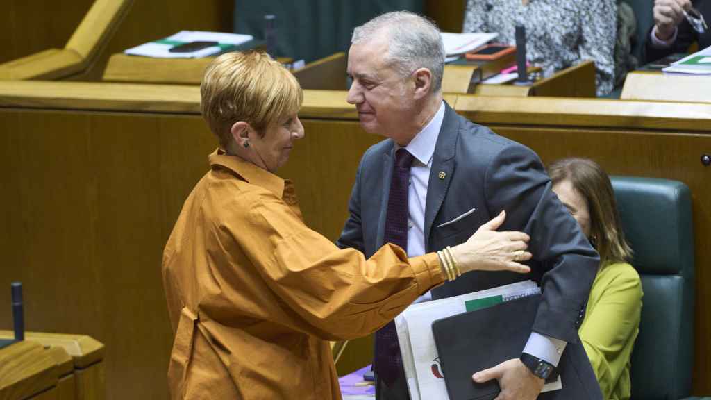 El lehendakari Iñigo Urkullu felicita a la Consejera de Desarrollo Económico, Sostenibilidad y Medio Ambiente, Arantxa Tapia, tras aprobar la ley de transición ecológica / Adrián Ruiz Hierro - EFE