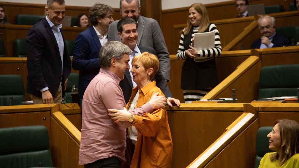 El lehendakari Iñigo Urkullu felicita a la Consejera de Desarrollo Económico, Sostenibilidad y Medio Ambiente, Arantxa Tapia, tras aprobar la ley de transición ecológica / Adrián Ruiz Hierro - EFE