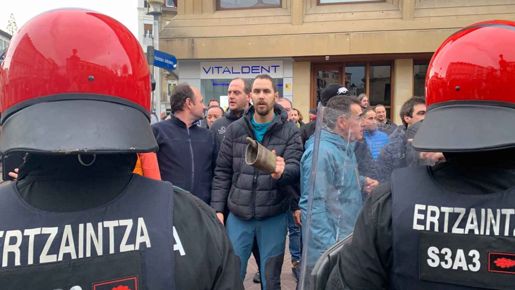 Cerca de 100 ganaderos se han manifestado frente al Parlamento vasco / Europa Press