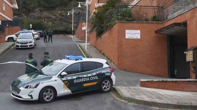 Un coche de la Guardia Civil frente a la vivienda donde han hallado el cuerpo sin vida de la mujer.