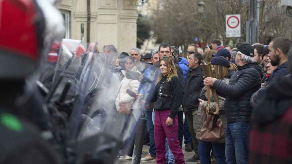 Algo más de un centenar de agricultores y ganaderos se han concentrado este pasado jueves frente al Parlamento Vasco.