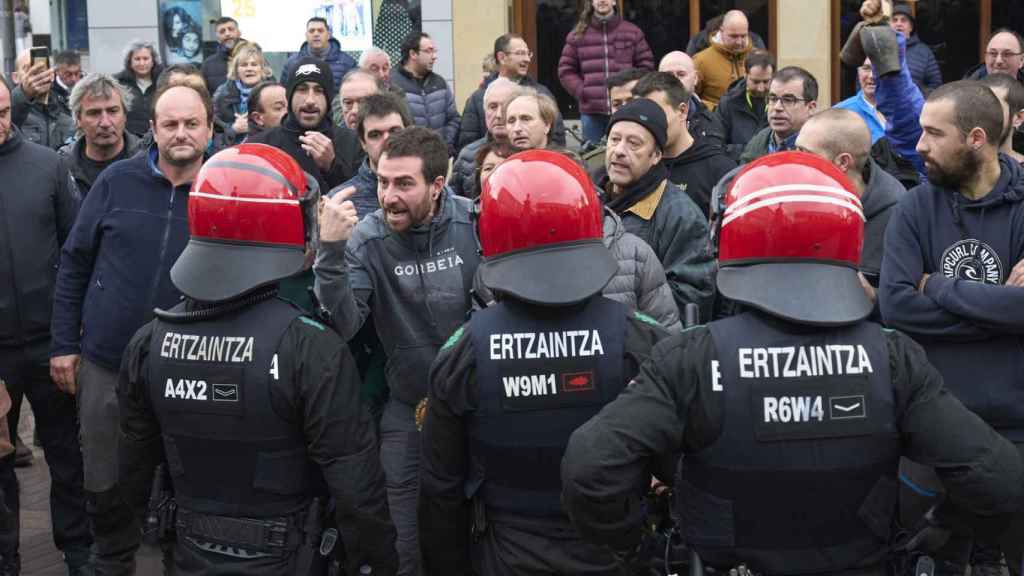 Algo más de un centenar de agricultores y ganaderos se han concentrado este jueves frente al Parlamento Vasco.