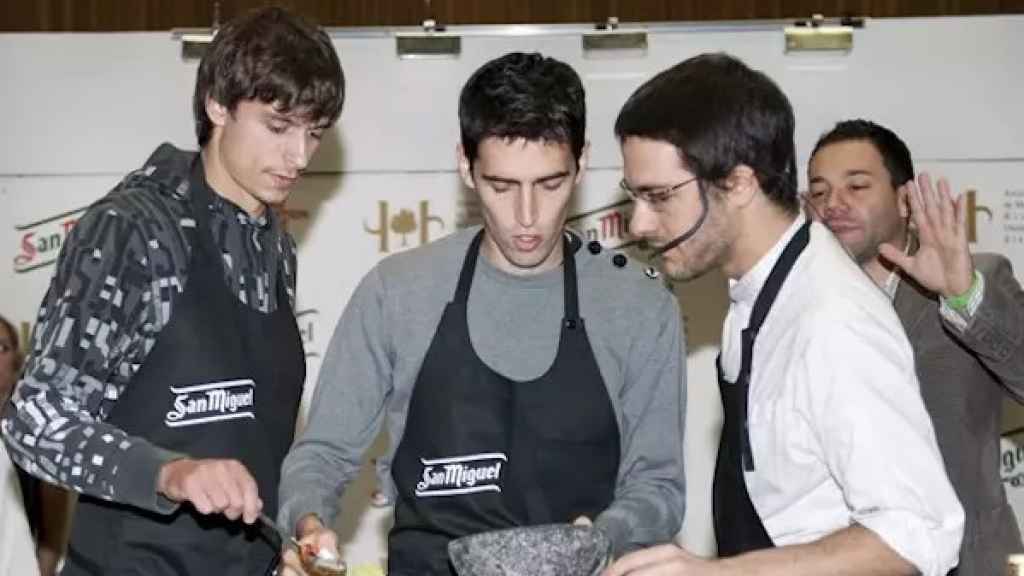 Ander Iturraspe, durante la Feria del Pintxo de Bilbao en 2012 junto a Iraola e Ibarra.