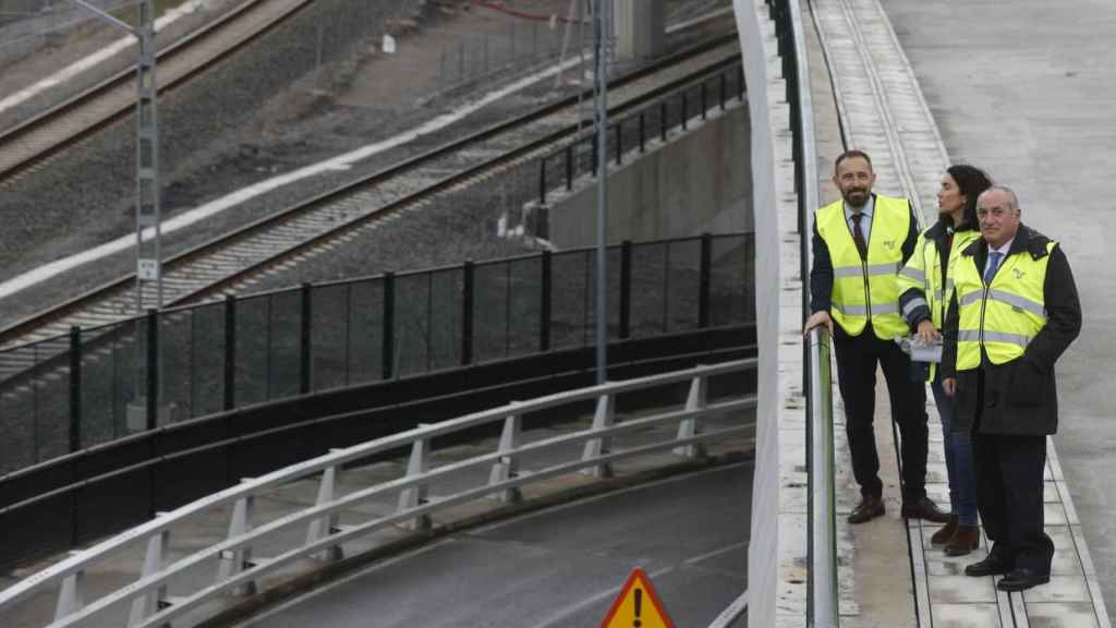 El consejero Arriola, junto al delegado del Gobierno, Denis Itxaso , ha visitado el último tramo que ETS ha construido en este ramal.