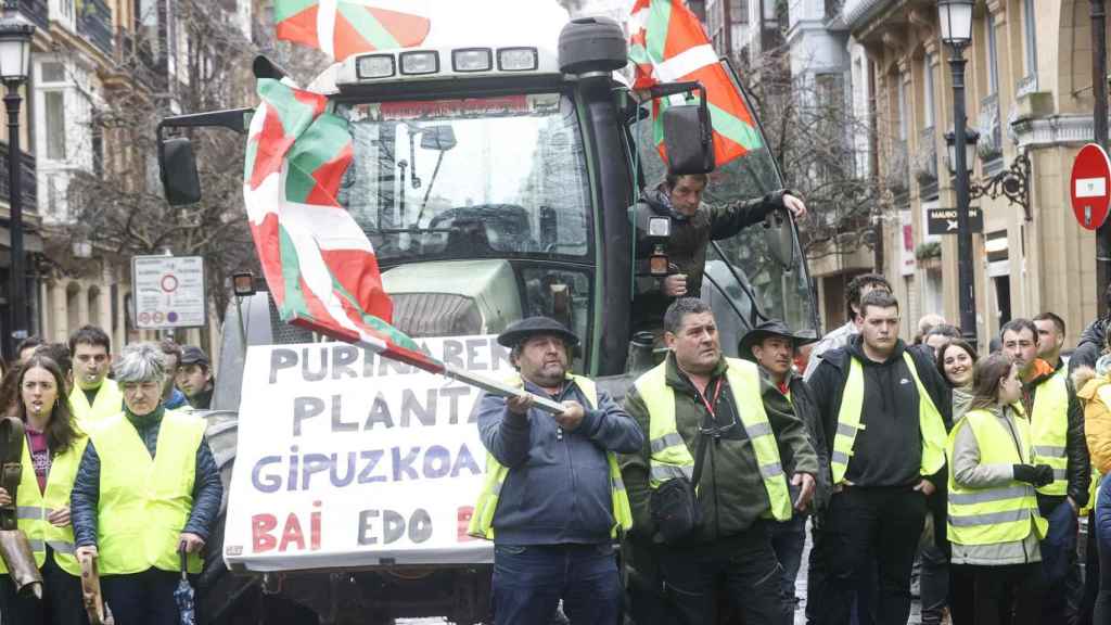 Agricultores y ganaderos protestan junto al edificio de la Diputación Foral en San Sebastián / JUAN HERRERO - EFE