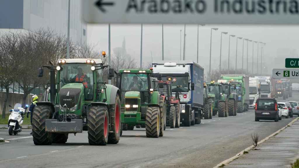 Varias decenas de tractores de agricultores se concentran frente a las plataformas logísticas de empresas distribuidoras / L. RICO - EFE
