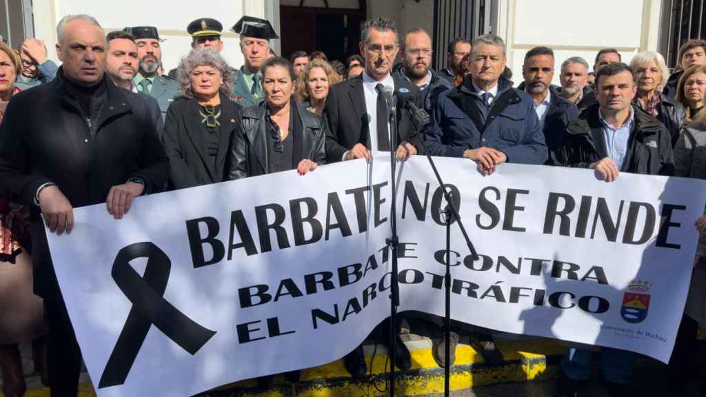 Minuto de silencio en el ayuntamiento de Barbate (Cádiz) / DAVID ARJONA - EFE
