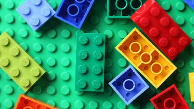 Ladrillos de colores de LEGO.