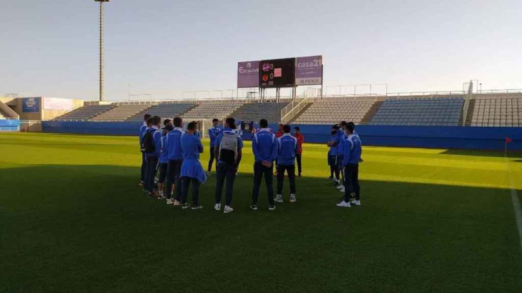 La plantilla del Lorca en aquella temporada, pendiente de la dramática situación del club.