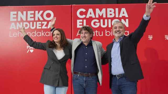 El secretario general de los socialistas vascos y candidato a lehendakari, Eneko Andueza (c), junto al alcalde de Barcelona, Jaume Collboni (d) y la alcaldesa de Vitoria, Maider Etxebarria (i), saludan al comienzo de un acto político celebrado este sábado en Vitoria