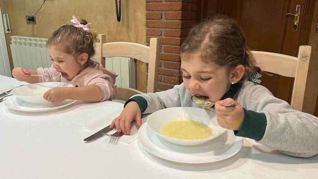 Niñas comiendo sopa | Foto de Grupo Gallo