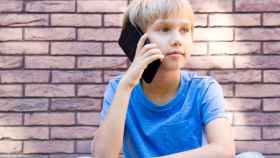 Imagen de un niño con teléfono móvil / SERVIMEDIA