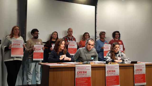 Responsables de ELA, LAB, CCOO, Steilas y ESK anuncian la convocatoria de huelga el 12 de marzo en el sector público vasco.