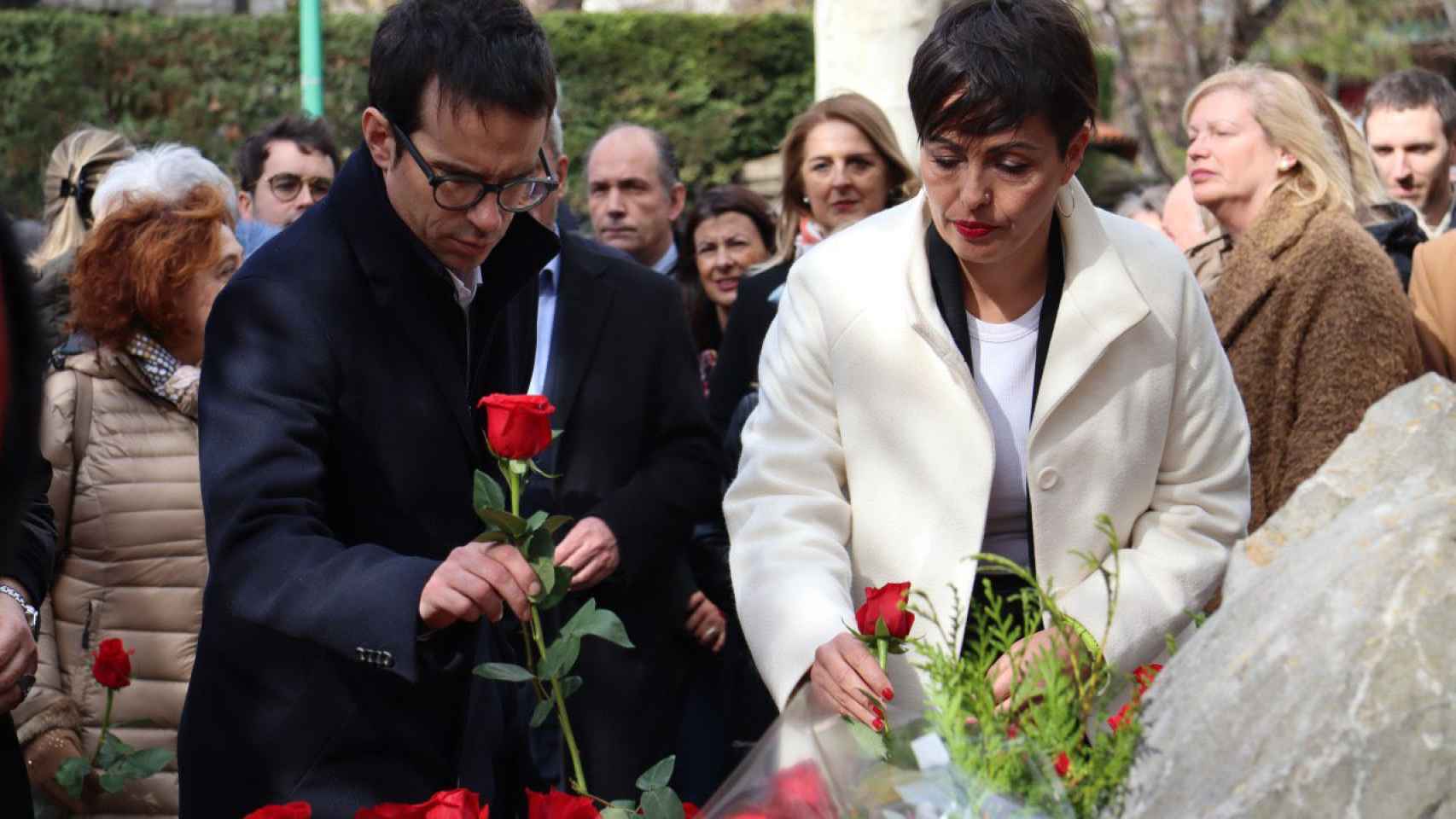 El candidato de Bildu, Pello Otxandiano, y la líder del partido en Vitoria, Rocío Vitero, colocan flores en el monolito de Buesa y Elorza.