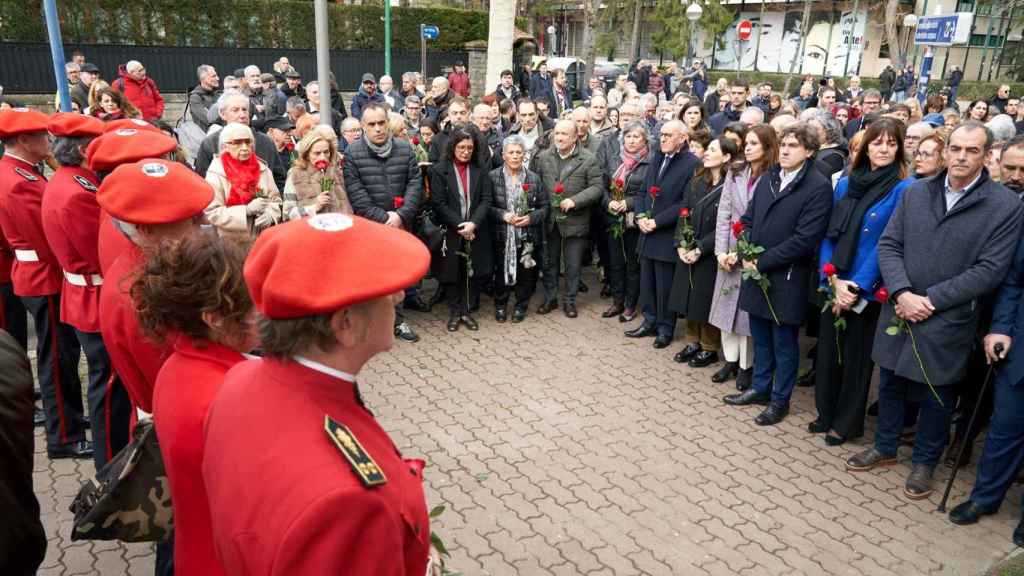 Ofrenda floral a Fernando Buesa, dirigente del PSE-EE y exvicelehendakari del Gobierno Vasco, y a su escolta, el ertzaina Jorge Díez Elorza.