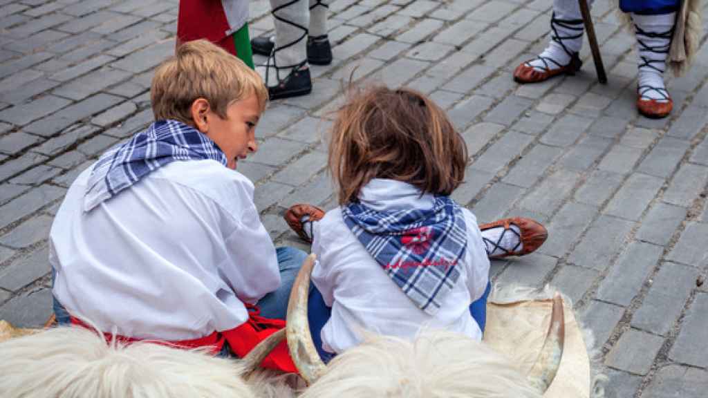 Dos niños vascos vestidos con los trajes tradicionales.