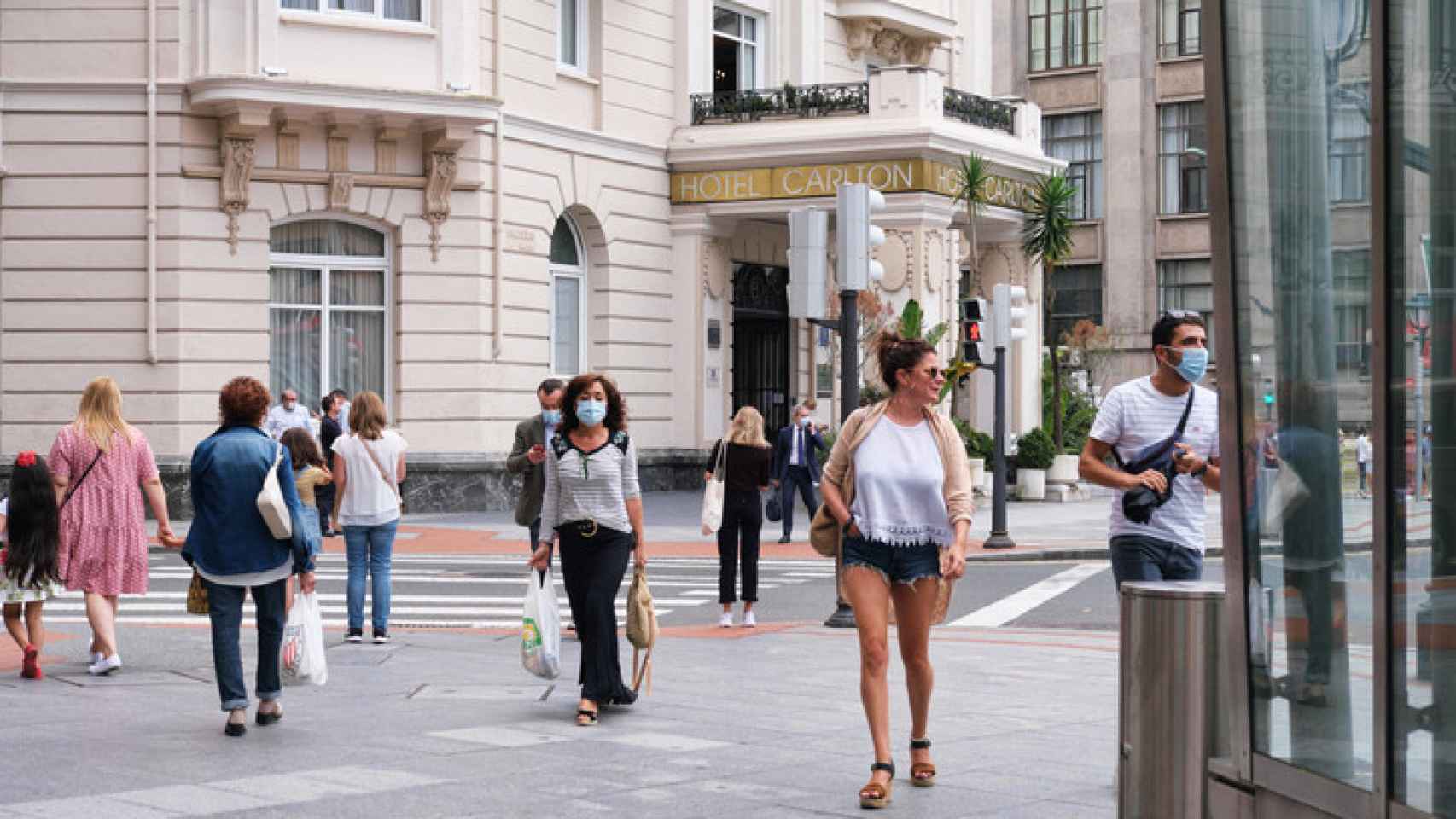 Individuos pasean cerca del Hotel Carlton, en Bilbao.