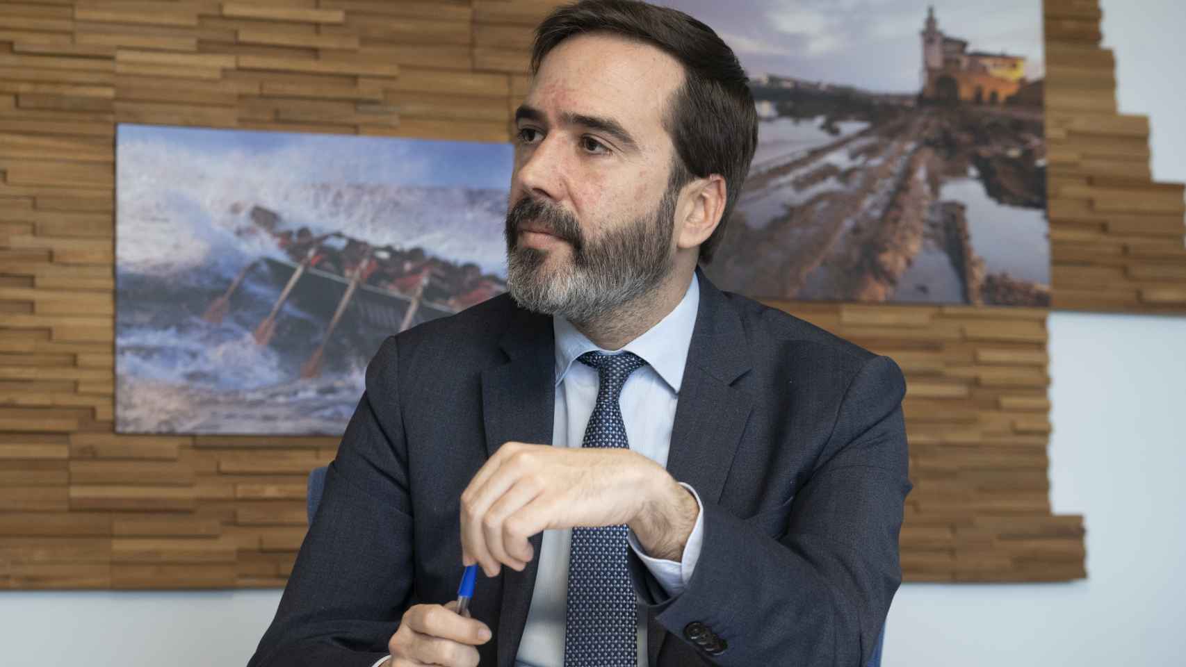 El consejero de Turismo, Comercio y Consumo, Javier Hurtado, durante la entrevista con Crónica Vasca.