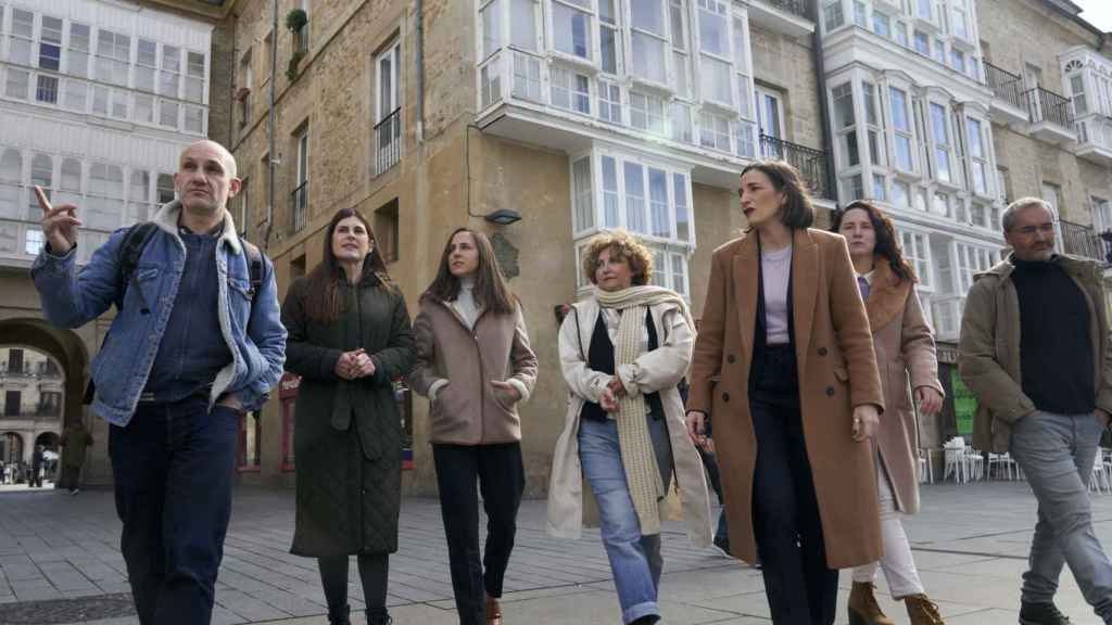 La secretaria general de Podemos, Ione Belarra, respalda en un acto electoral a la candidata del partido morado a lehendakari, Miren Gorrotxategi, y a Pilar Garrido, secretaria general de Podemos Euskadi, durante el acto político en la capital alavesa / L. Rico - EFE