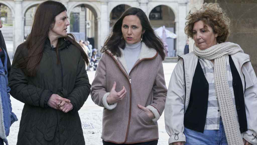 La secretaria general de Podemos, Ione Belarra, en un acto de la candidata del partido morado a lehendakari, Miren Gorrotxategi, y a Pilar Garrido, secretaria general de Podemos Euskadi, durante el acto político en la capital alavesa / L. Rico - EFE