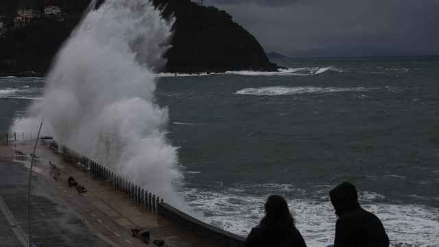 Una gran ola rompe contra el Paseo Nuevo de San Sebastián / JUAN HERRERO - EFE