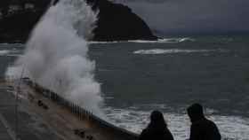 Una gran ola rompe contra el Paseo Nuevo de San Sebastián / JUAN HERRERO - EFE