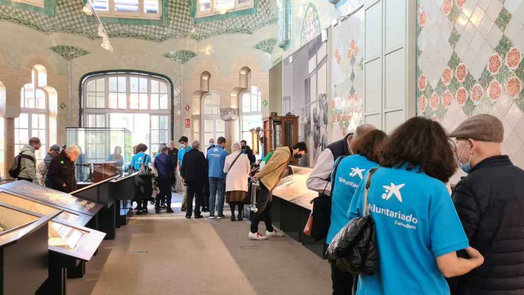 Un grupo de personas mayores visita un museo como parte del programa Voluntariado Caixabank