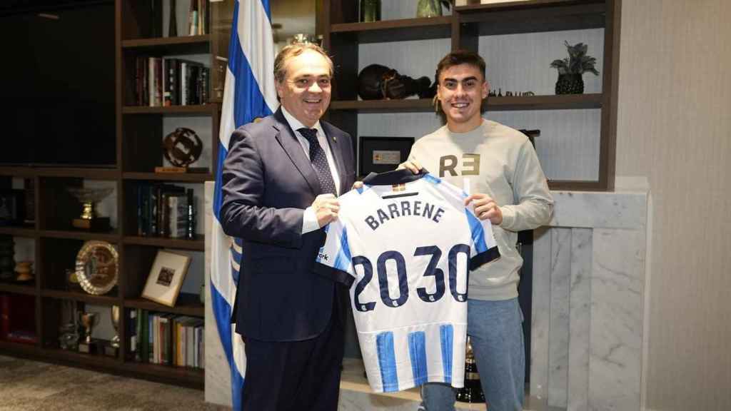 Ander Barrenetxea, junto al presidente Jokin Aperribay, durante la renovación.