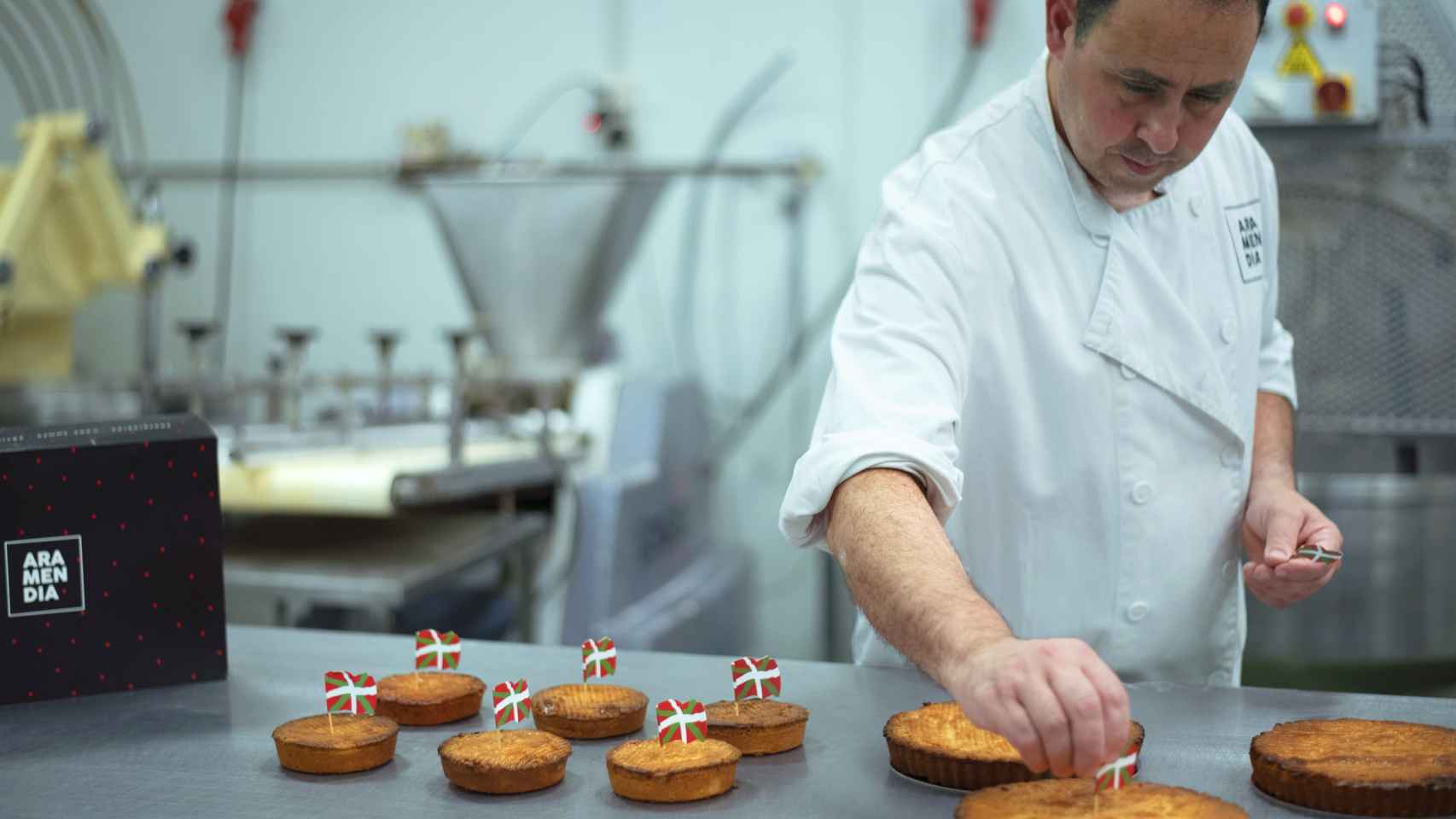Un pastelero de Aramendia Pastelería elabora pasteles vascos.