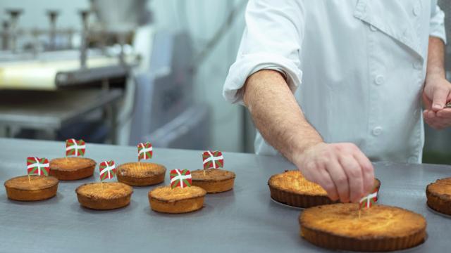 Un pastelero elabora los mejores pasteles vascos de Euskadi.