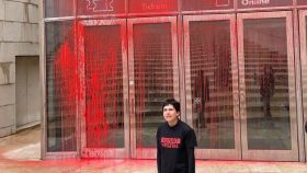 Arrojan pintura  en la puerta del Guggenheim contra el museo en Urdaibai