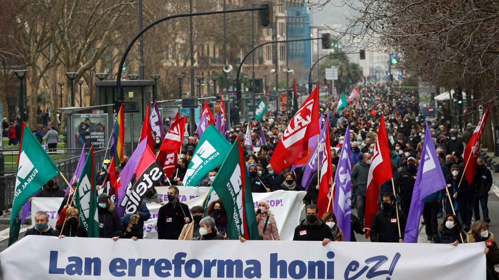 Manifestación en San Sebastián convocada por LAB y ELA/EFE/Javier Etxezarreta